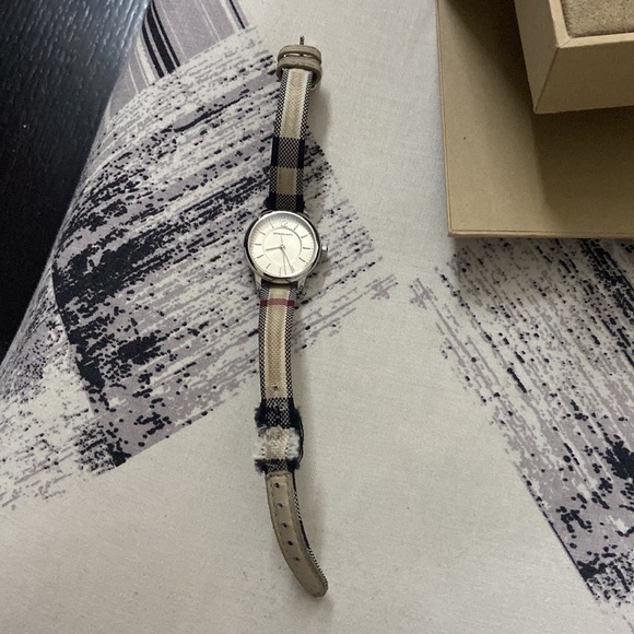 Burberry watch(💯Authentic) bought it from malasiya - Picture 3 of 4